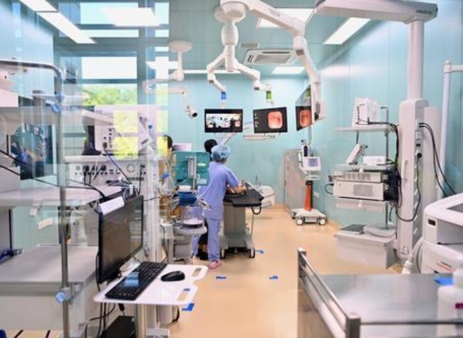 Chongqing Unveils World's First 5D Intelligent Operating Room for Lung Treatments