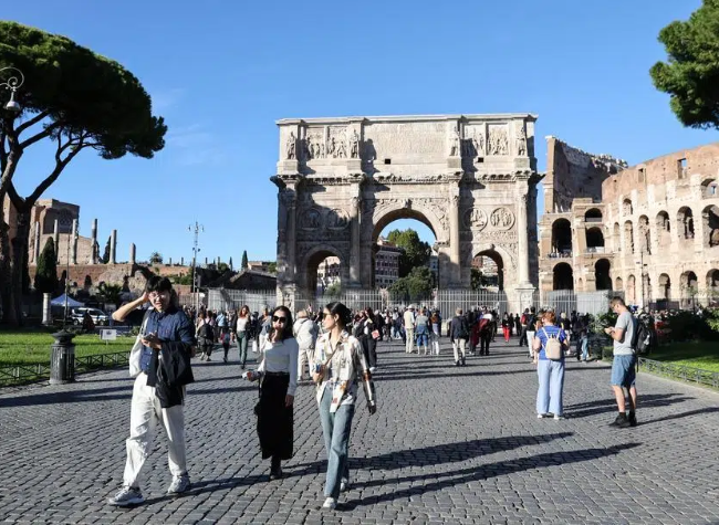 Surge in Chinese Holiday Travelers Boosts European Tourism, Cultural Exchanges