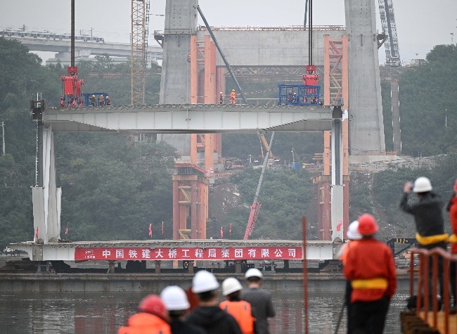 China Installs First Steel Girder on World's Largest Road-Rail Suspension Bridge Under Construction