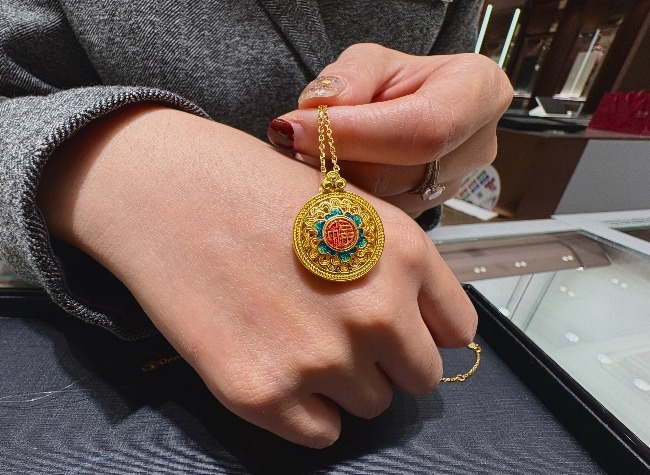 Gold Hits New Highs, Yet China's Jewelers Face a Costly Reality