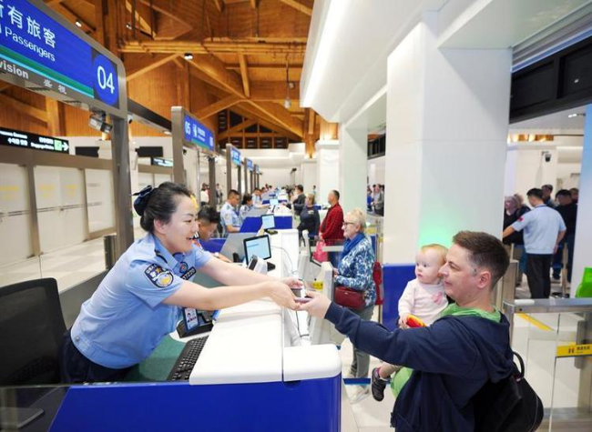 Yearender: Two-way Opening Up Shapes New Win-win Landscape for China and the World