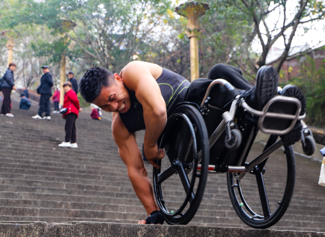 Paralyzed Man Climbs 1,200 steps in Wheelchair Using Only His Arms丨Story