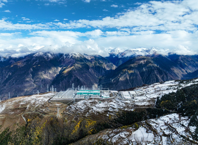 Xizang's First Ultra-High Voltage Power Link Begins Operations