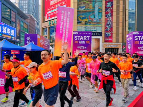 Racing to the Sky: Nearly 1,000 Runners Conquer Chongqing's Jiefangbei Vertical Run