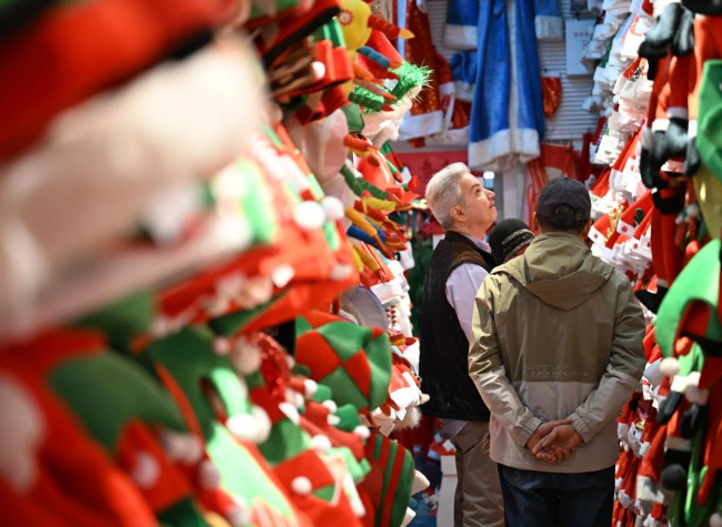 Economic Watch: China's Yiwu Sets Global Rhythm for Christmas Trade