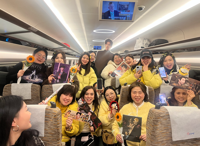 Concert Fans Get a Late-Night Ride Home on Chengdu-Chongqing 'Fan Express'