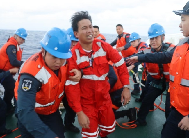 China Hands Over 17 Filipino Sailors from Shipwreck to Philippines