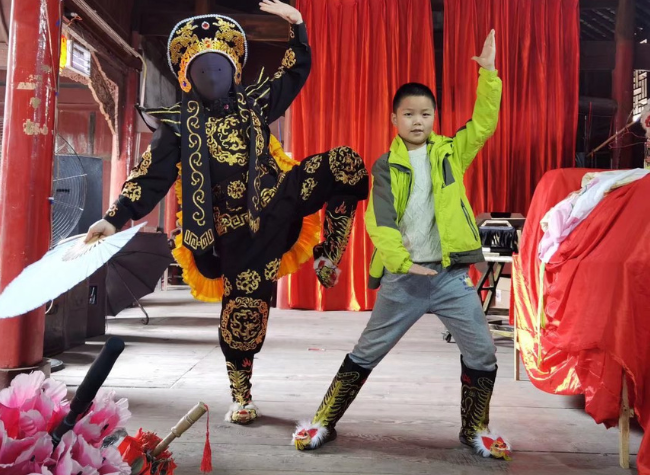 Chongqing Teen Dazzles with Face-Changing, Hopes to Take Sichuan Opera Worldwide