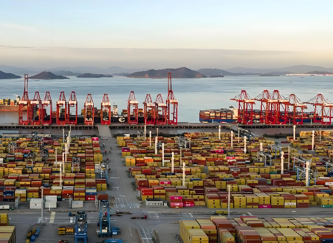 Xinhua Headlines: China's Resilient Foreign Trade Expands in 2025 Amid Global Headwinds