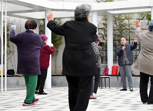 China's Private Pensions Draw Massive Interest, But Why Do Contributions Lag?