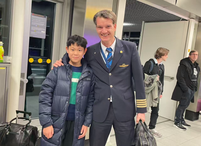 A Sky Reunion: A Chongqing Boy's Unforgettable Encounter at 30,000 Feet