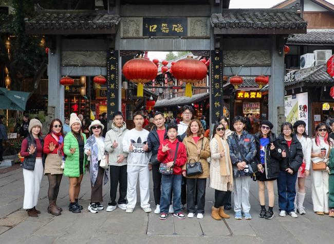 Foreign Visitors Soak up Chinese New Year Spirit in Chongqing's Ciqikou Ancient Town