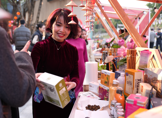 Int'l Spring Festival Market Brings Global Flavors to Chongqing