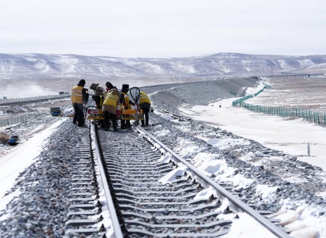 ChineseToday | Railway Mechanics Safeguard Spring Festival Travel Rush in NW China's Kunlun Mountains