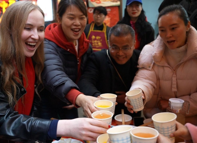 "1,000-Meter Long Banquet" Unites Zhongshan Ancient Town for Spring Festival