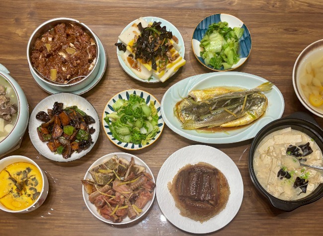 Chongqing's Spring Festival Shifts: Younger Hosts, Lighter Reunion Dinners, and More Online Shopping