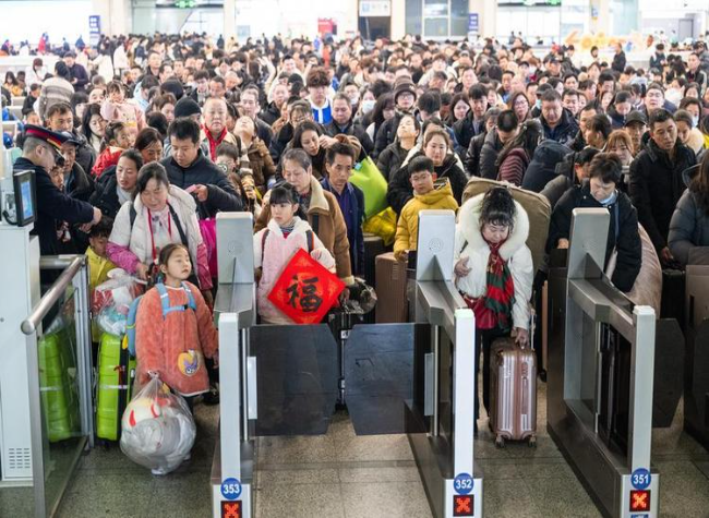 China's Spring Festival Travel Rush Kicks Off with More NEVs, Holidaymakers