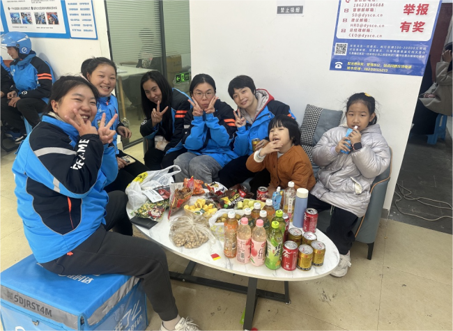 From Solo Rides to Shared Journeys: How a Female Delivery Rider in Chongqing Built a Sisterhood on the Road