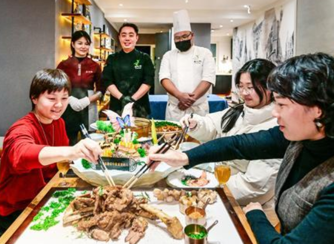 Bringing Fine Dining Home: A Chongqing Chef Pioneers In-Home Private Cooking