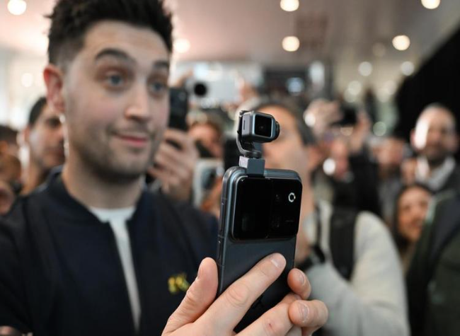 Honor Unveils Robot Phone Ahead of MWC 2026