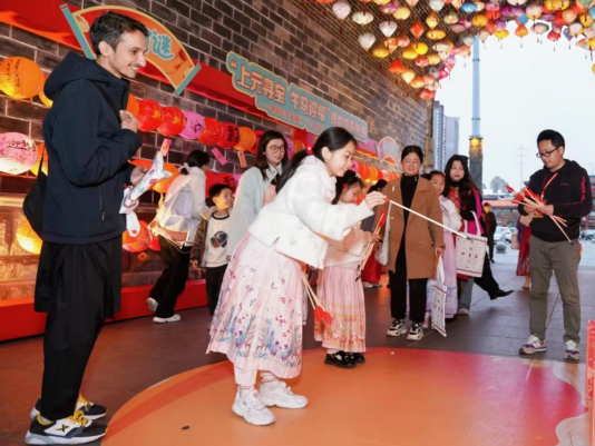 Cultural China Tour: Ancient Chimes Ring in New Year as Chongqing Baren Museum Hosts Immersive Lantern Festival
