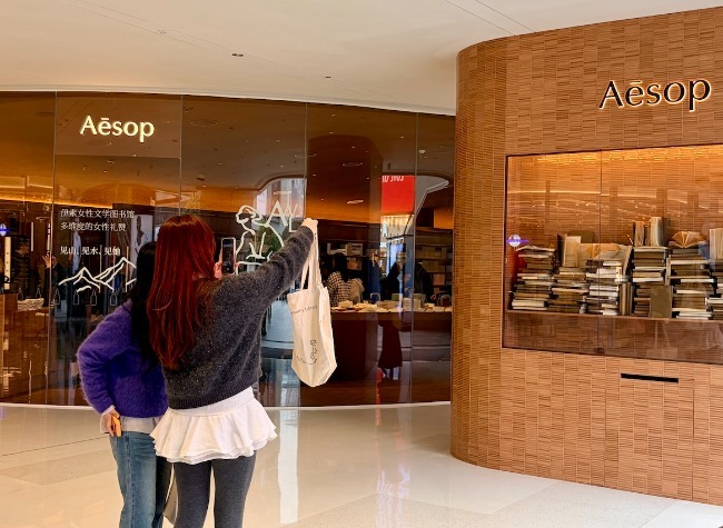 Aesop Launches First Chongqing Store as Women's Literature Library, Giving Away Free Books