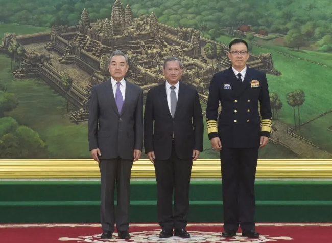 Cambodian PM Meets with Chinese Foreign Minister, Defense Minister