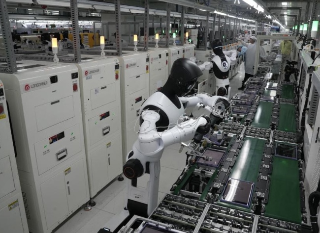 Chinese Humanoid Robots Deployed on Assembly Lines for Precision Tasks