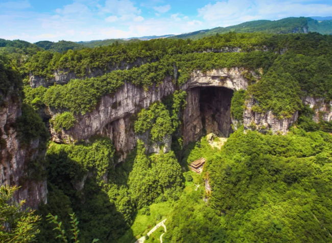 Overseas Chinese Media, Community Leaders Embark on Joint Tour of Southeast Chongqing