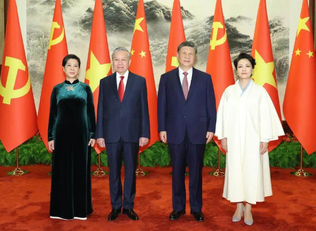 Chinese, Vietnamese Top Leaders Hold Talks on Advancing Wide-ranging Cooperation