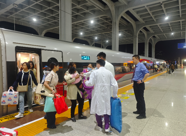 Emergency Rail Rescue: Child With Corneal Rupture Transferred from Guizhou to Chongqing
