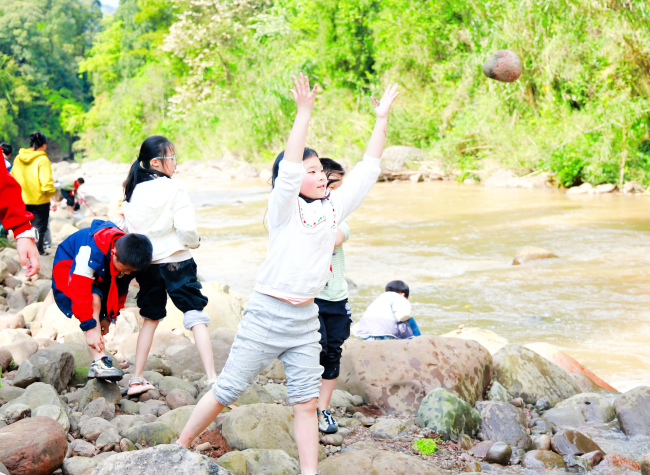 Chongqing's First Spring Break: Students Hike 11 Miles, Make Festival Foods, and Explore Nature