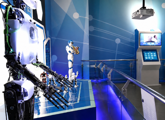 Humanoid Robots Draw Holiday Attention in Chongqing, but Commercial Gap Remains | Reporter's Diary