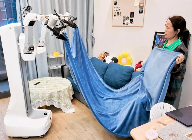 China Focus: Chinese Companies Roll Out Human-Robot Home Cleaning Services