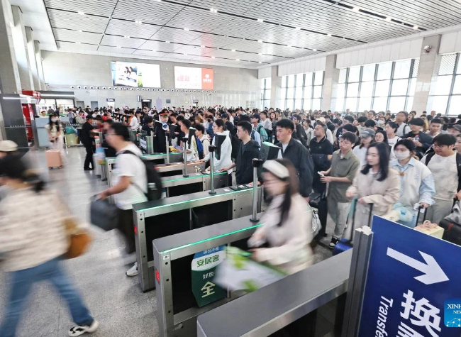 China's Railway Passenger Trips Surpass 100 mln During May Day Holiday