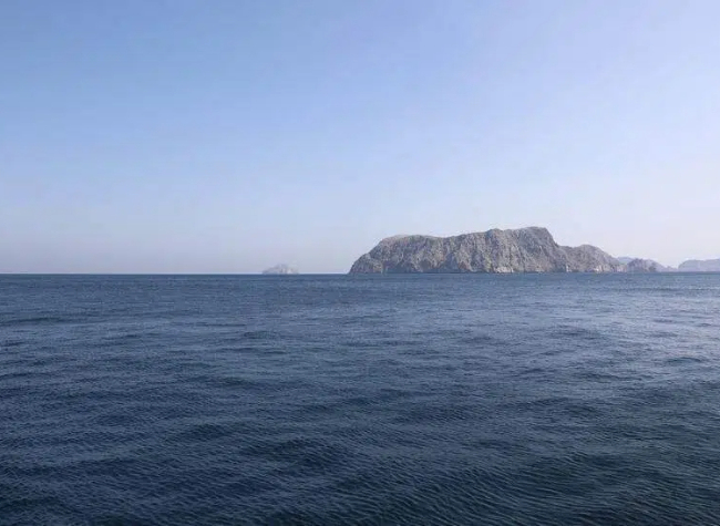 Chinese FM Calls for Early Normalization of Shipping Through Strait of Hormuz