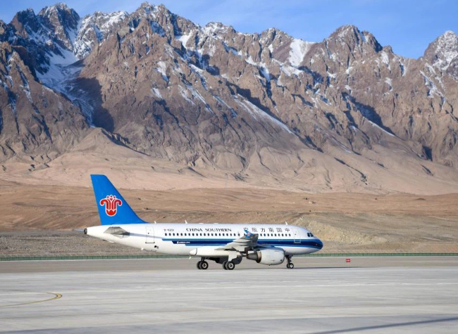 Xinjiang Records Surging Entry-Exit Trips in First Half of Year