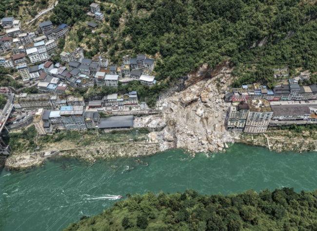9 People Rescued from Chongqing Landslide