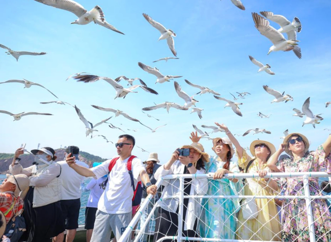 Economic Watch: Summer Travel Rush Reshapes China's Cultural Tourism Landscape