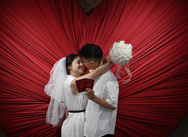 From Government Halls to Scenic Spots: Chongqing Reinvents Marriage Registration