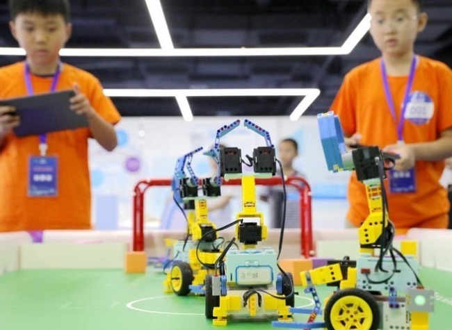Chinese Teenagers Flock to Tech Frontline to Touch the Future Amid AI Study-Tour Boom