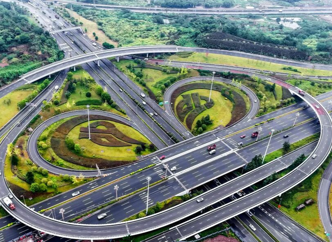 Monkey-Face Interchange Draws Attention in Chongqing