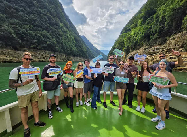 From Cloud-Peaked Thrills to Underground Wonders: Overseas Influencers' "Extreme Crossing" of Wulong