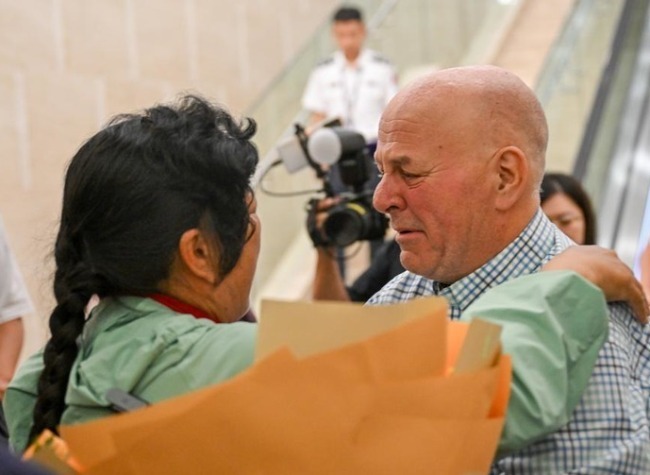 Retired U.S. Teacher Begins China Visit to Renew Friendship Kindled in Classroom, Taming of Desert