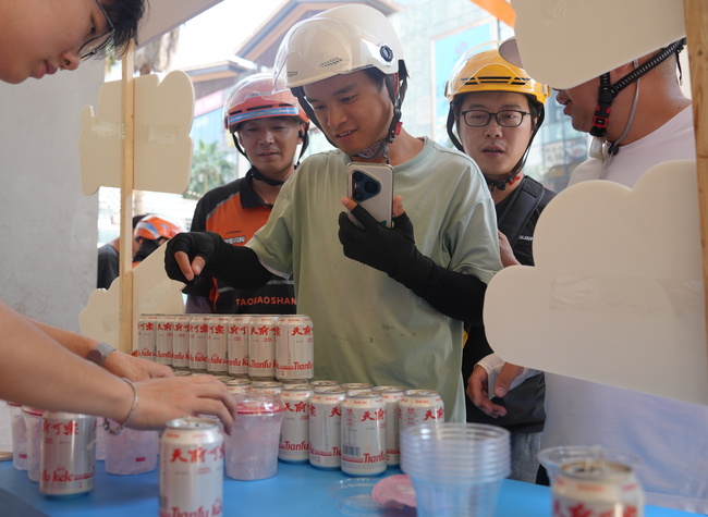 Cooling Stations Offer Relief to Outdoor Workers in Chongqing