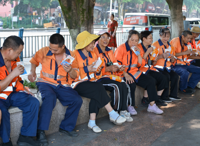 Chongqing Campaign Serves 3,500 Free Breakfasts to Sanitation Workers During Summer Heat