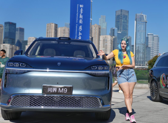 Overseas Influencers Embark on Self-Driving Journey to Explore the Mountain City's Diverse Charm