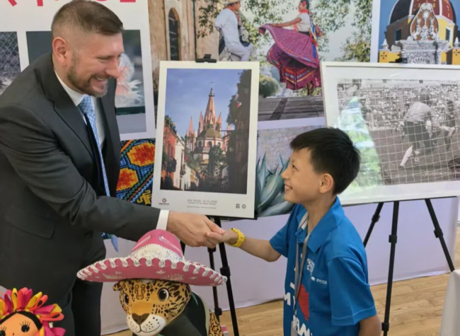 Chongqing Teens Trade Questions with Mexican Ambassador Over Shared Love of Spice