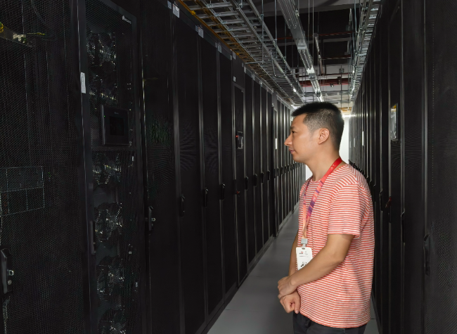 How a Chongqing Data Center Keeps Thousands of Servers Running Through Heat