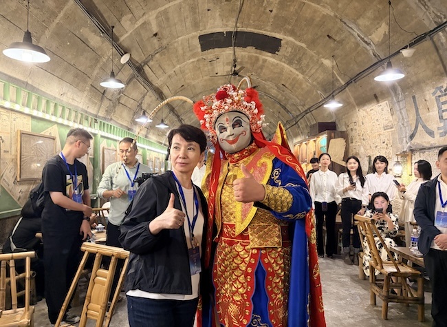 Beyond Social Media Images: Foreign Journalists Discover Chongqing's Modern Transformation | Video